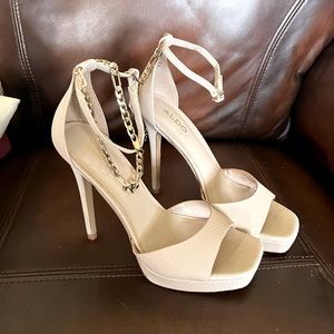 Like new nude Aldo 5 inch heels